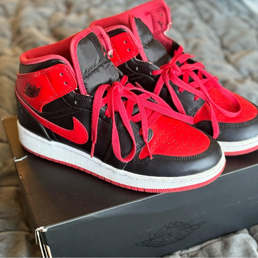 ❌ SOLD ❌ Air Jordan 1 Mid big kids size 7Youth